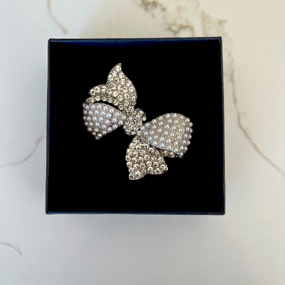 Bloomingdales jewelry, pearl and rhinestone brooch , 2 inches, new inbox, sealed